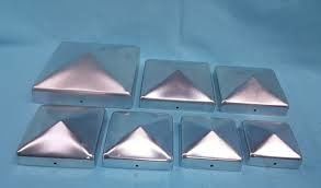 Schmiedeeisen 3 Zoll-quadratischer Metallzaun Post Caps 1-3/8“ schwarzes Goldmetalldreieck