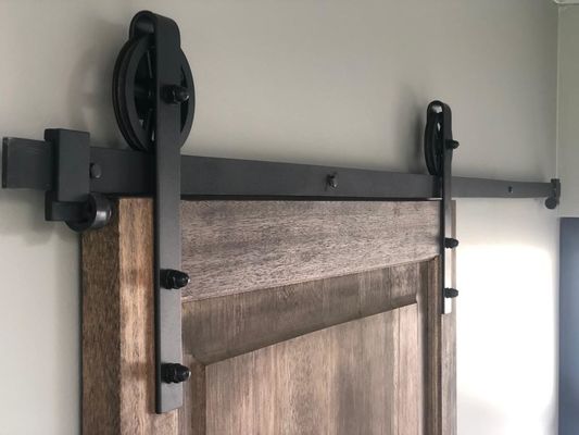 6.6FT einzelne hölzerne gleitende Scheunen-Tür-Hardware-grundlegende schwarze große Speichenrad-Rollen-Ausrüstung